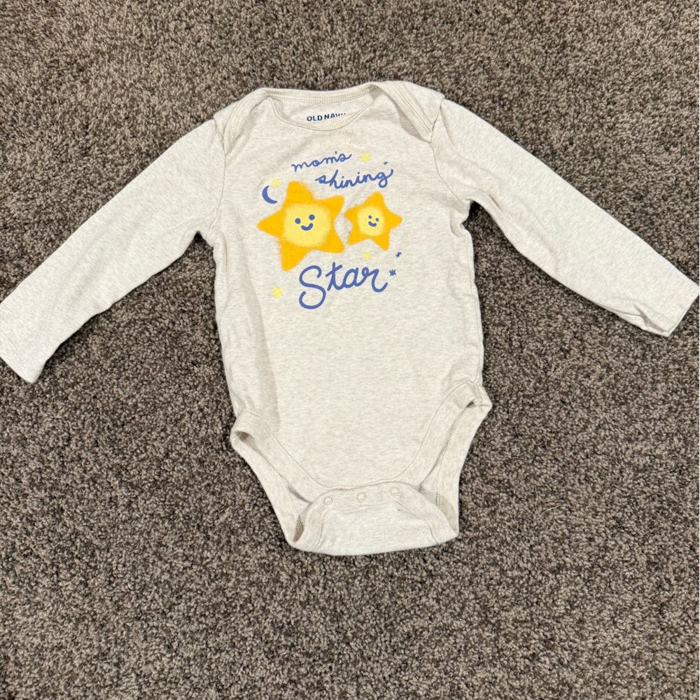 Old Navy Light Gray Baby Onesie with Yellow Stars
